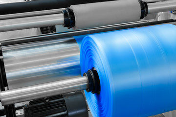 maszyna przemysłowa produkująca niebieską folię