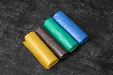 worki na odpady w czterech kolorach żółtym, brązowym, zielonym i niebieskim