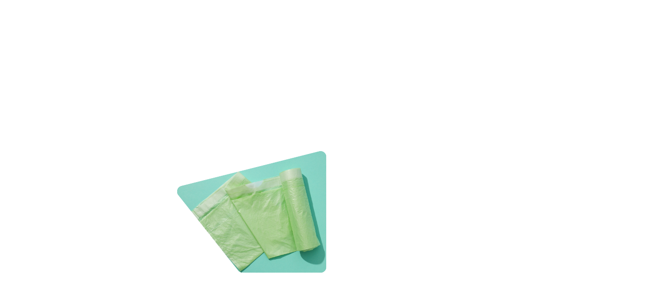 zielone worki na odpady na rolce na zielonym tle