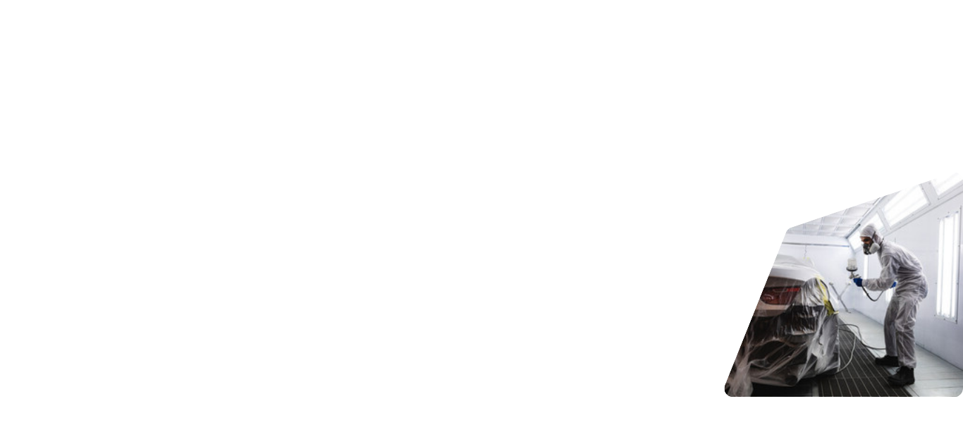 lakiernik samochodowy przy pracy