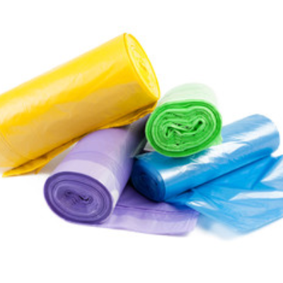 4 rolki worków na odpady w kolorach fioletowym, żółtym, niebieskim i zielonym
