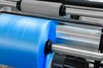 maszyna przemysłowa produkująca niebieską folię