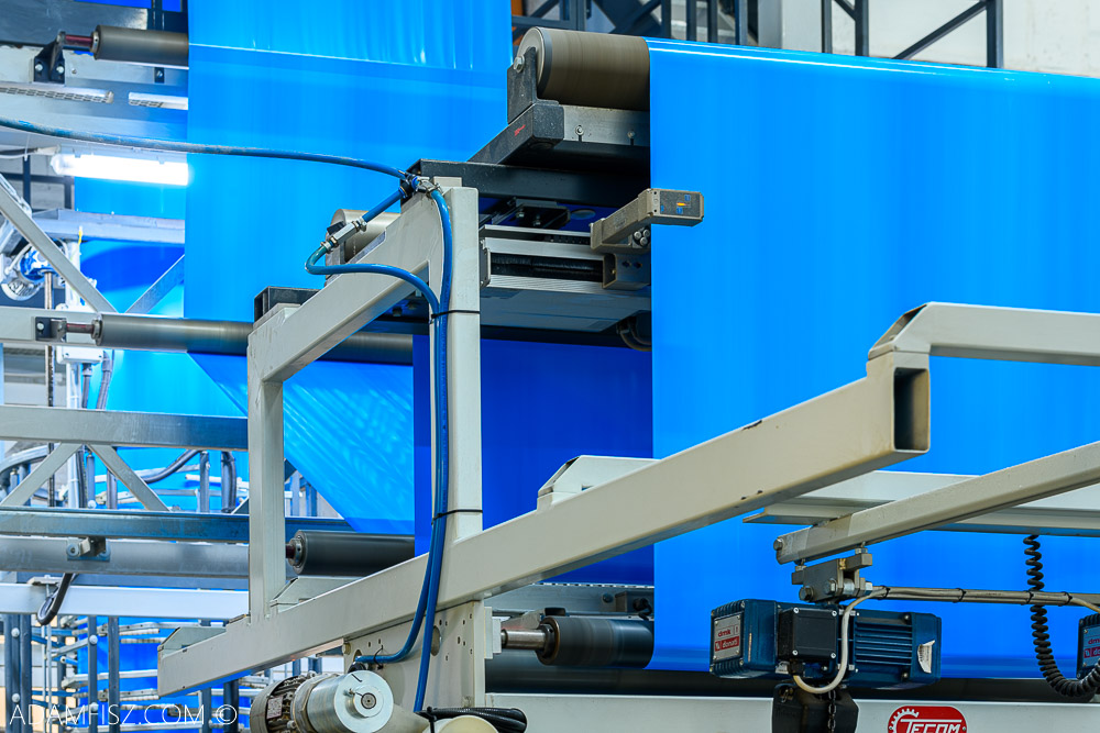 maszyna na hali przemysłowej produkująca niebieską folię