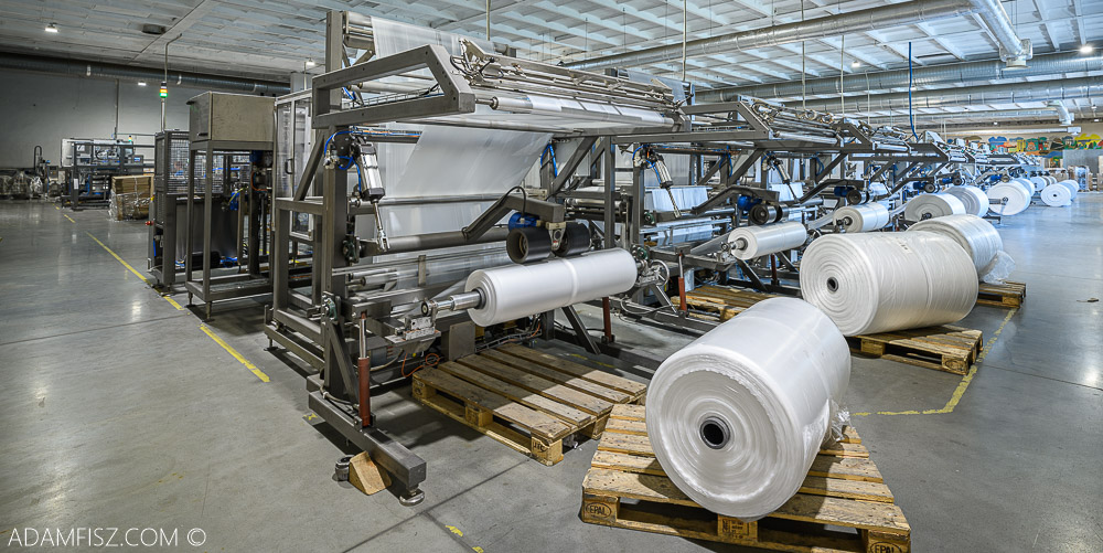 hala produkcyjna z folią na wielkich rolkach