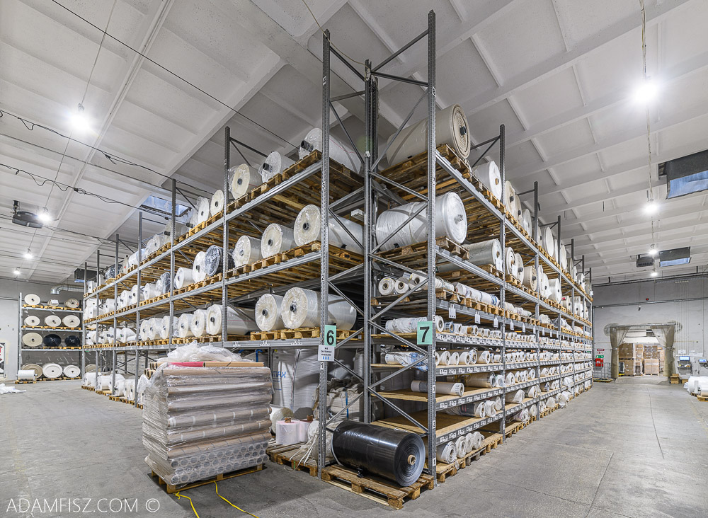 magazyn i regały wysokiego składowania z folią na rolkach