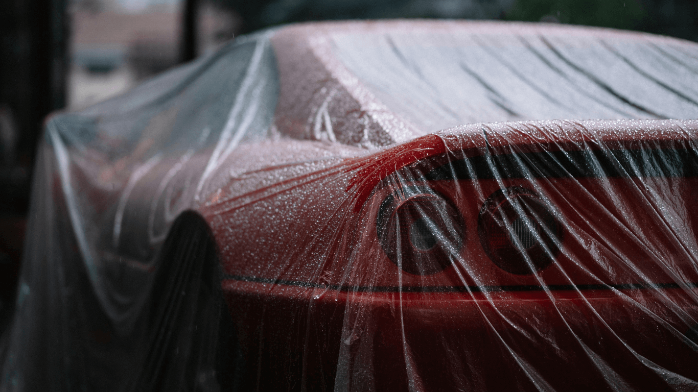 samochód przykryty folią ochronną