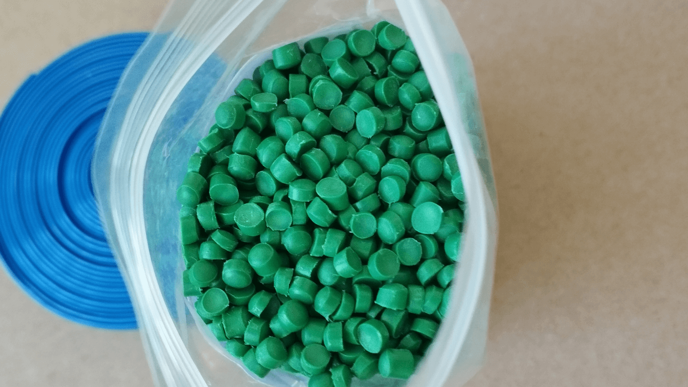 regranulat w kolorze zielonym w worku foliowym