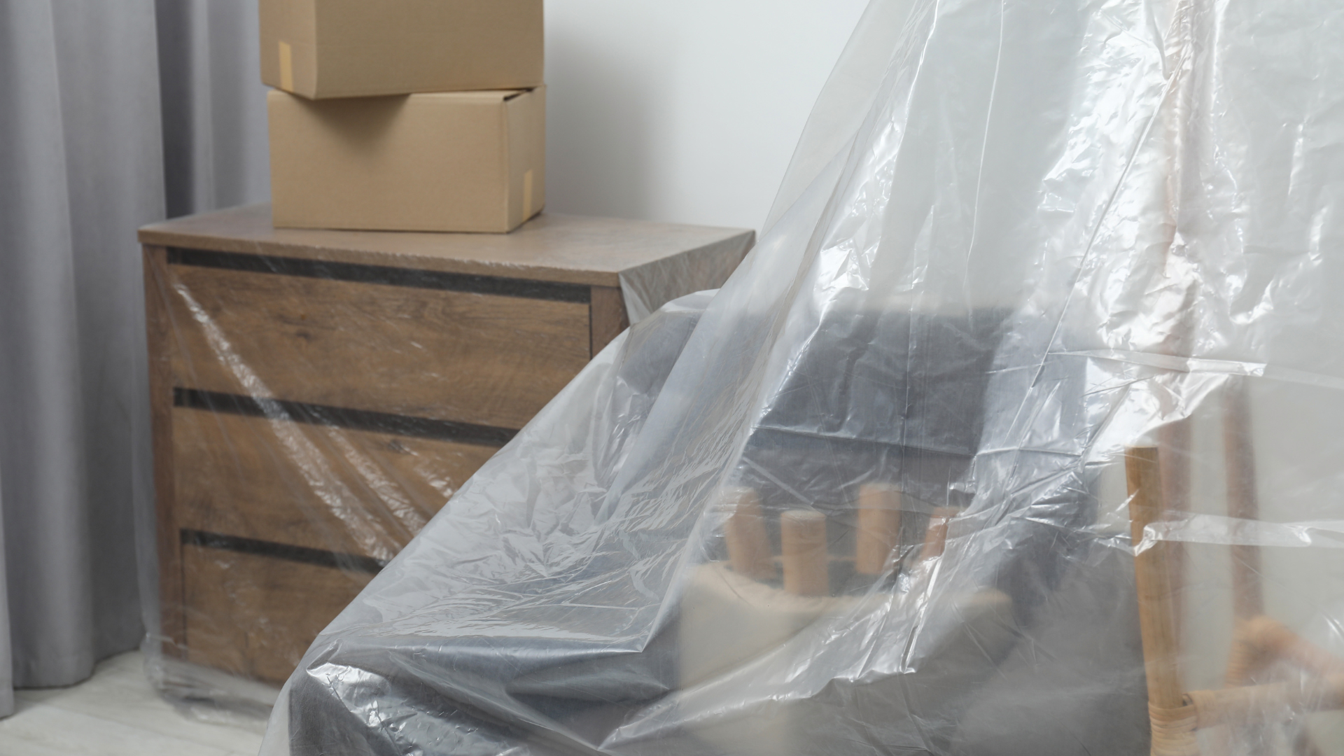 zdjęcie przedstawiające przykryte folią ochronną meble w trakcie remontu
